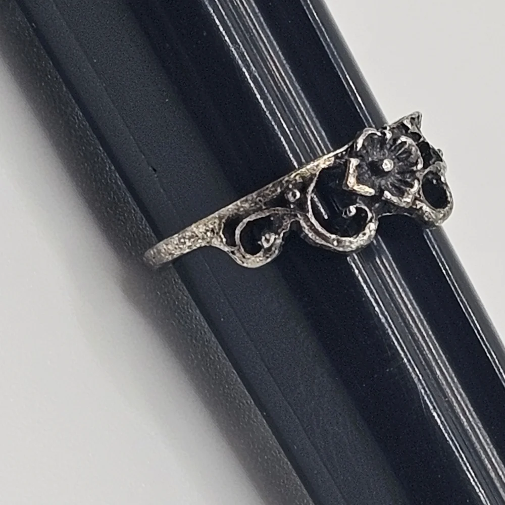 Vintage Silver-Toned Floral Ring (Size 4.75)